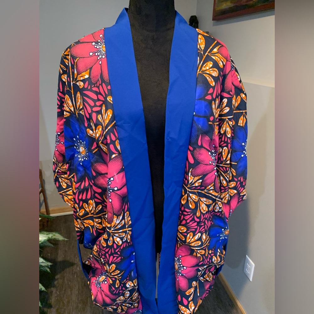 Floral Kimono with Blue Trim

G3 0226